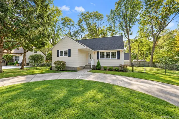 124 Officials AVE, Holbrook, NY 11741