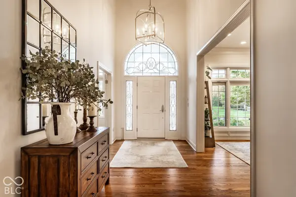 2 Stone Wall LN, Zionsville, IN 46077