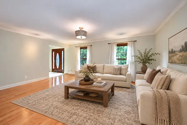 229 N Whispering Hills DR, Naperville, IL 60540