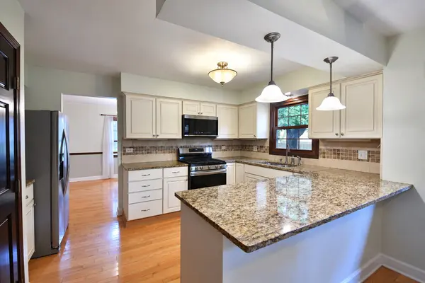 229 N Whispering Hills DR, Naperville, IL 60540
