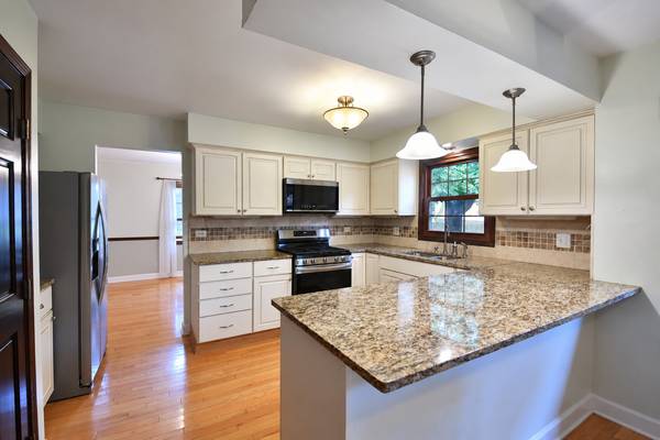 229 N Whispering Hills DR, Naperville, IL 60540