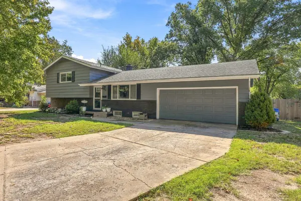 813 E Park Lane Ct, Derby, KS 67037