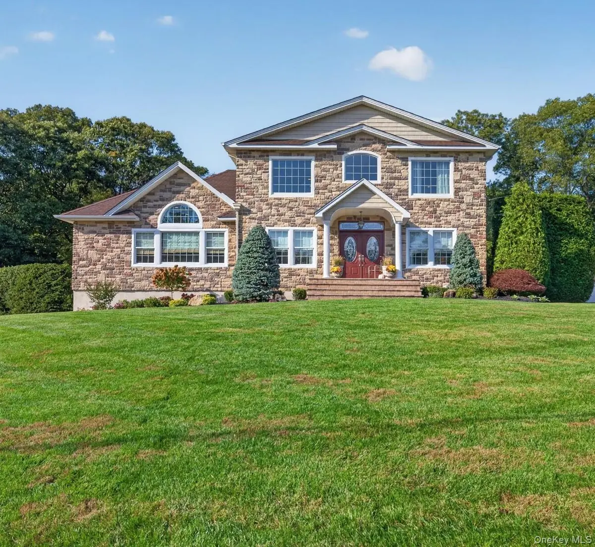 49 Harvard DR, Plainview, NY 11803