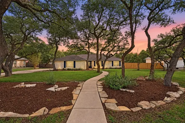 600 Meadow Oaks DR, Dripping Springs, TX 78620