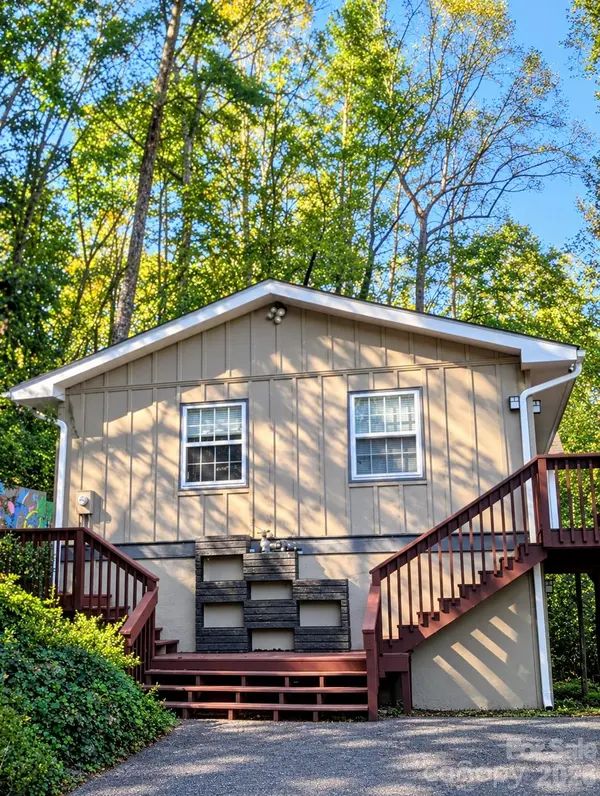8 Riverbend DR, Asheville, NC 28805
