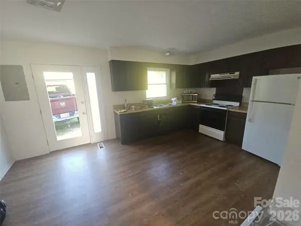 1906 Old Spartanburg RD, Hendersonville, NC 28792