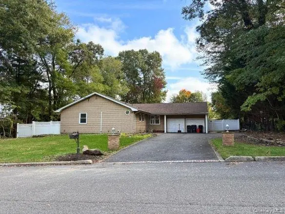 395 Ridgefield RD, Hauppauge, NY 11788