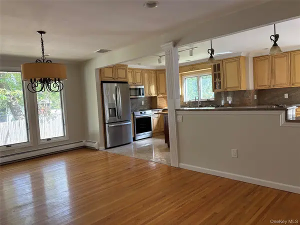 395 Ridgefield RD, Hauppauge, NY 11788