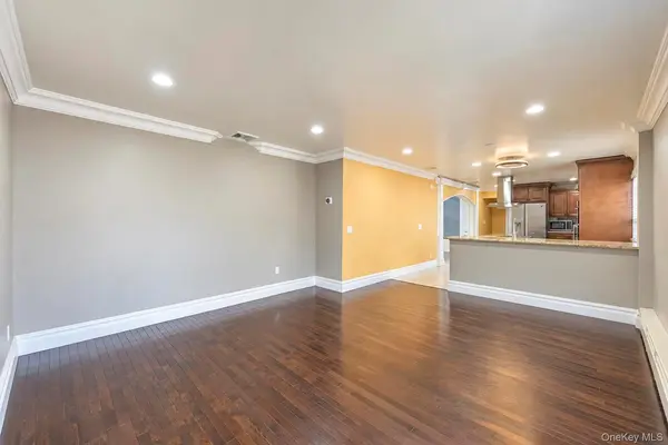 1050 N Broome AVE, Lindenhurst, NY 11757