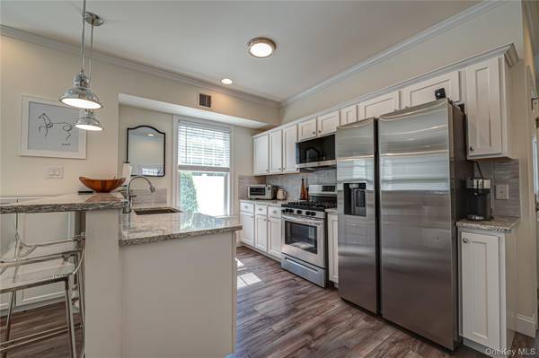 7 Nathan Hale DR #E, Huntington, NY 11743