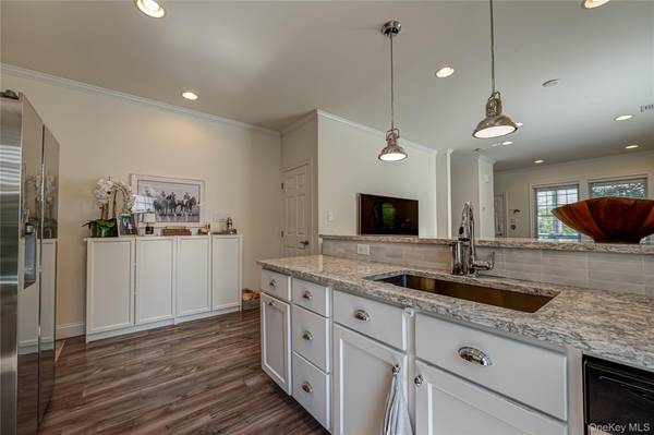 7 Nathan Hale DR #E, Huntington, NY 11743