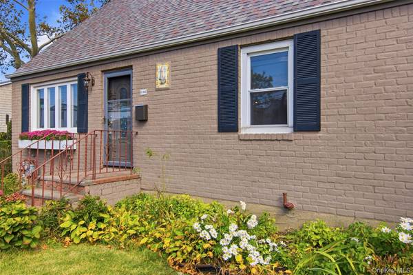 336 Herricks RD, Mineola, NY 11501