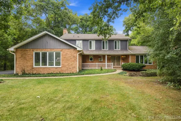 6N422 Woodhill LN, St. Charles, IL 60175