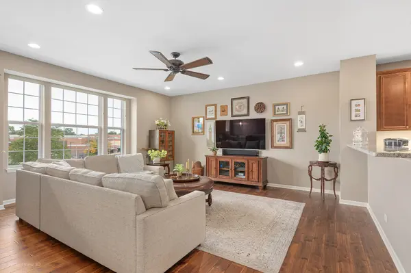 27 Bethel LN, Schaumburg, IL 60194