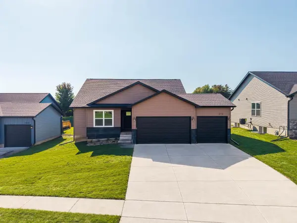 213 Riverbend RD, Waverly, IA 50677