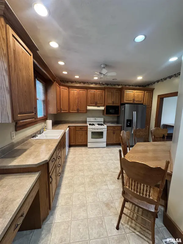 511 N FRANKLIN ST, Roanoke, IL 61561