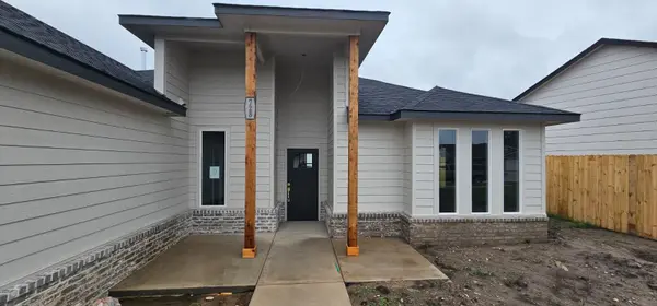 728 N Red Bud Ave., Valley Center, KS 67147