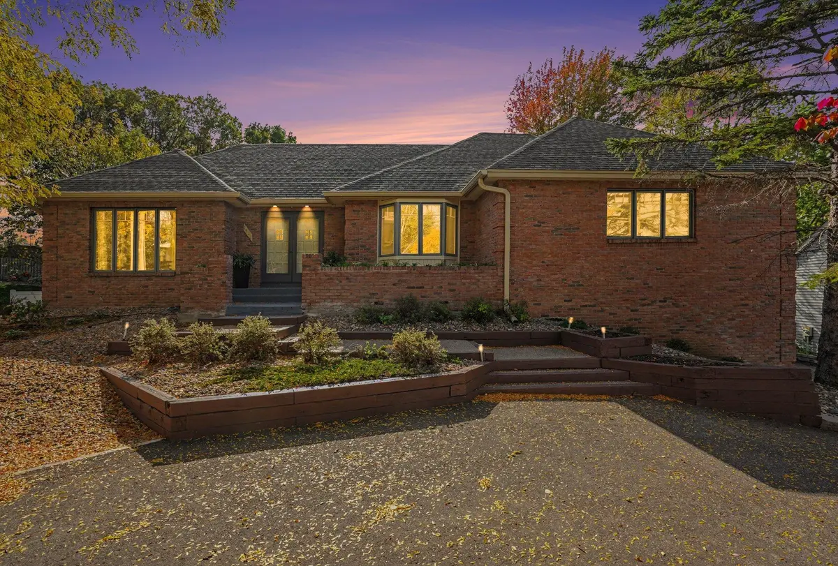 1528 Briarknoll DR, Arden Hills, MN 55112