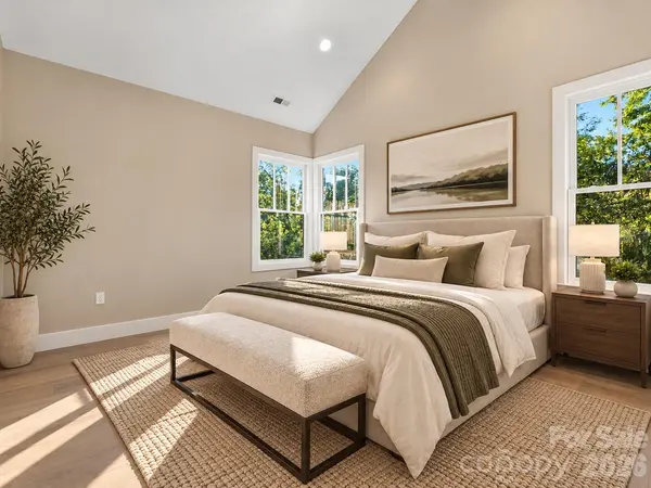 30 Olde Oak CT, Hendersonville, NC 28792