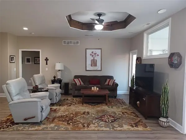 916 Cedar CT, Paola, KS 66071