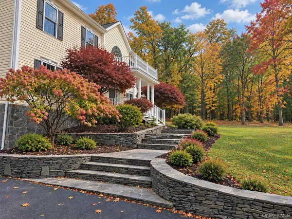 7 Stonehouse RD, Rhinebeck, NY 12572