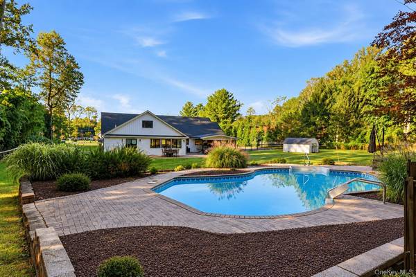 12 Meadow LN, Lloyd Harbor, NY 11743