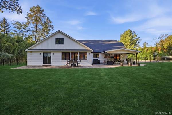 12 Meadow LN, Lloyd Harbor, NY 11743