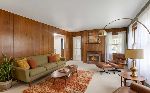804 Roosevelt RD, Woodstock, IL 60098