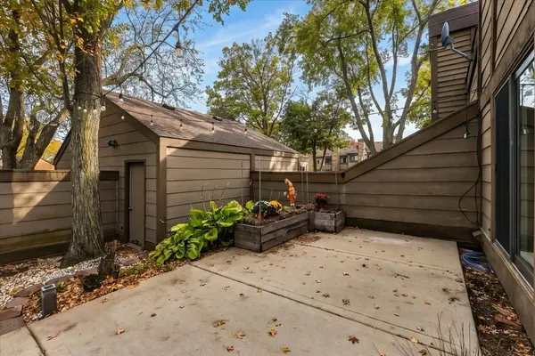 175 N Glengarry DR #B, Geneva, IL 60134