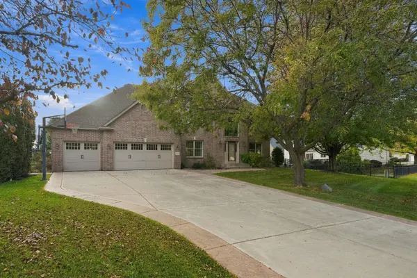 1400 Larkspur DR, Woodbury, MN 55129