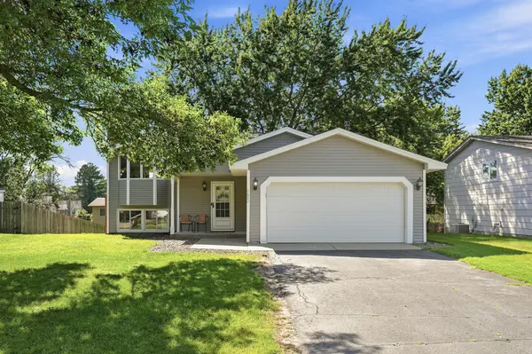 2682 Guthrie AVE N, Oakdale, MN 55128