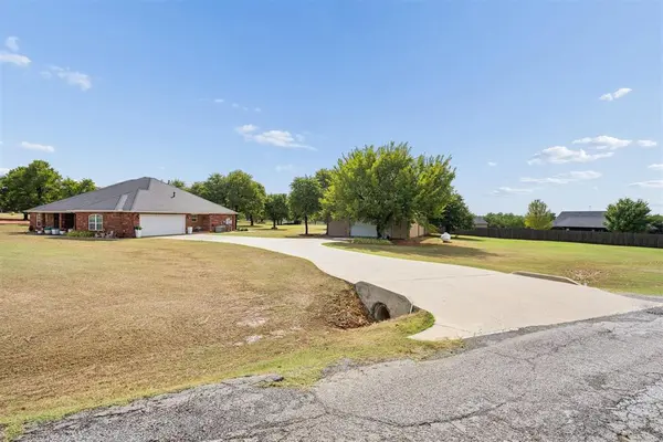 726 Meadow Lark LN, Blanchard, OK 73010