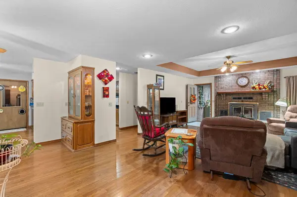 1102 Highland DR, Aurora, MO 65605