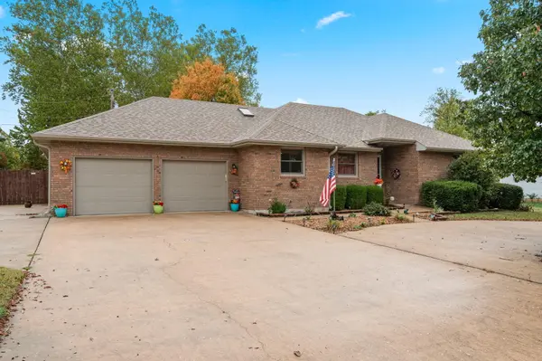 1102 Highland DR, Aurora, MO 65605