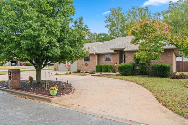 1102 Highland DR, Aurora, MO 65605
