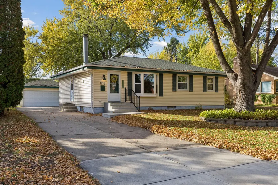 1913 Independence AVE N, Golden Valley, MN 55427