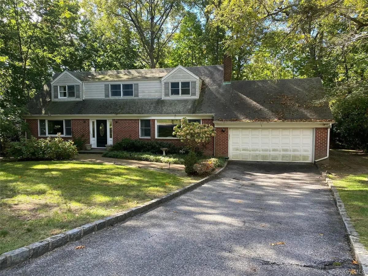 18 Sills CT, Centerport, NY 11721