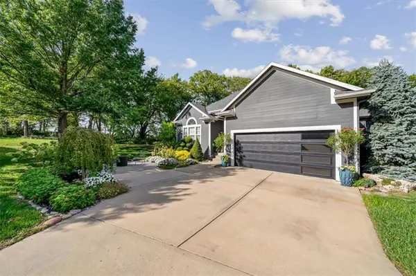 13725 Pembroke CIR, Leawood, KS 66224