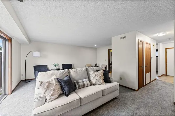 1104 Jeff CIR, Paola, KS 66071