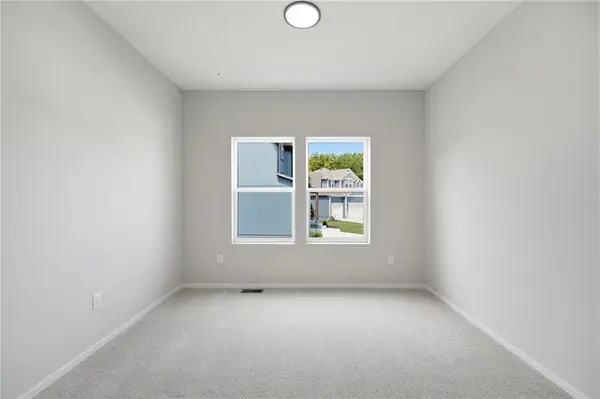 1601 SW 10th TER, Oak Grove, MO 64075