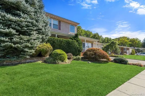 25 Beaumont DR, Plainview, NY 11803
