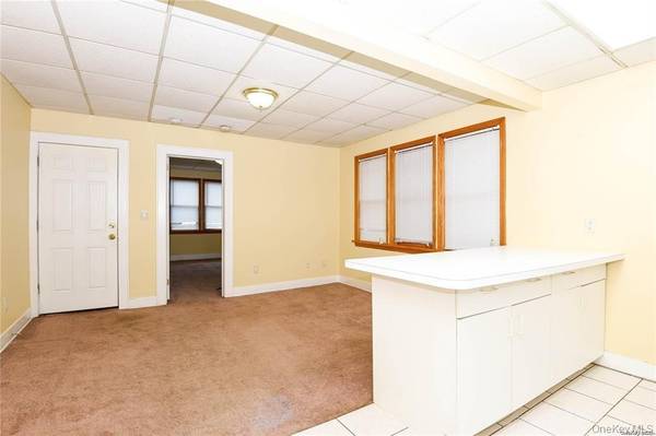 51 Thorman AVE #2R, Hicksville, NY 11801
