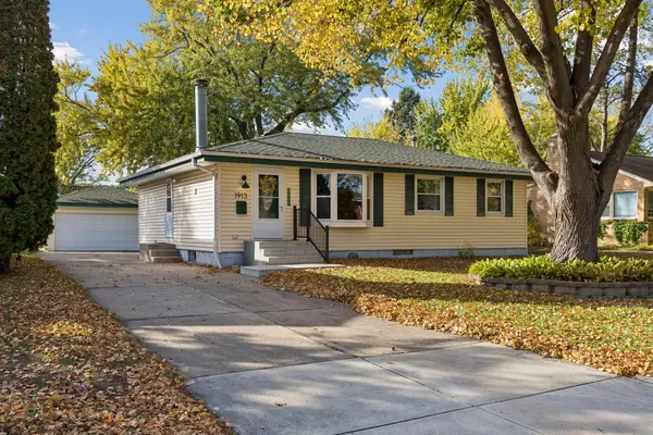 1913 Independence AVE N, Golden Valley, MN 55427