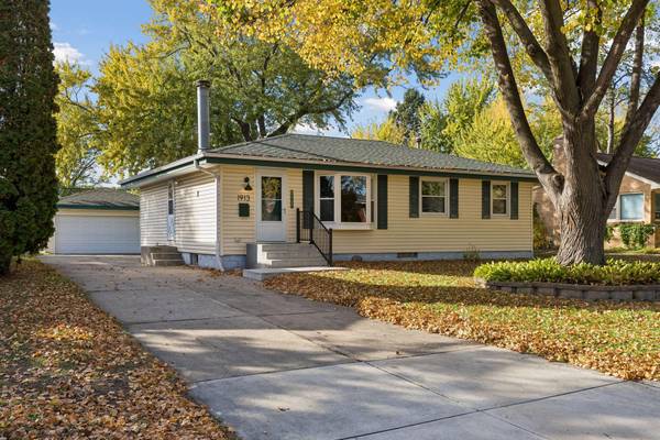 1913 Independence AVE N, Golden Valley, MN 55427
