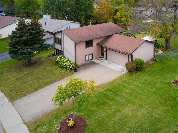 6342 Whispering Oaks DR, Eden Prairie, MN 55346