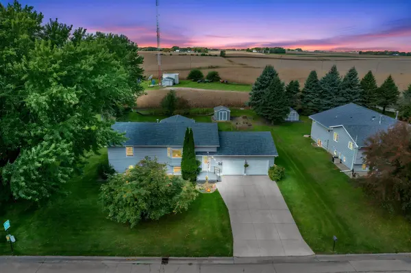 906 Summit DR, Fairmont, MN 56031