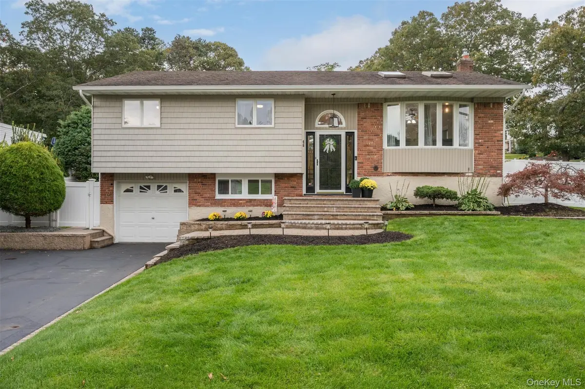46 Parnell DR, Smithtown, NY 11787