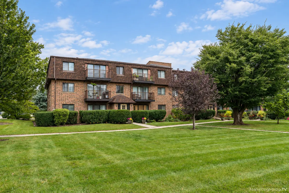 400 E KENSINGTON RD #B, Mount Prospect, IL 60056