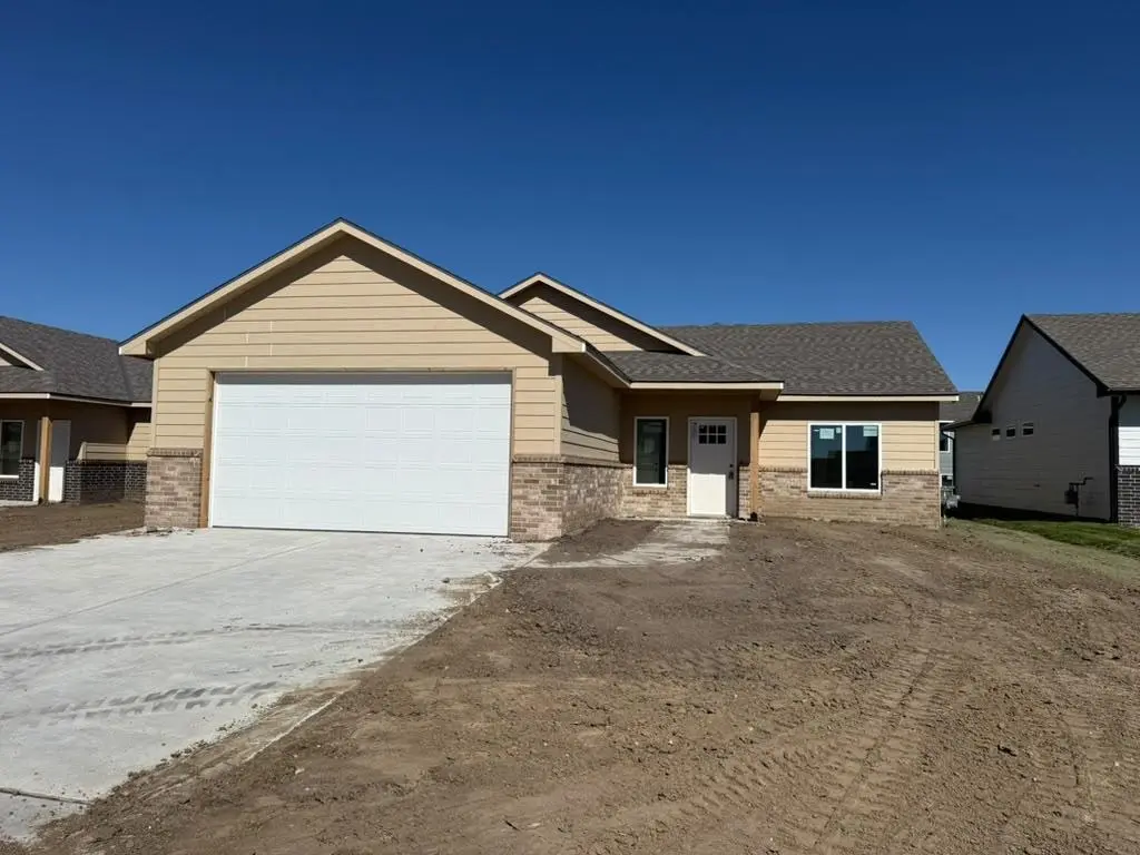 8992 E Joshua St, Bel Aire, KS 67226