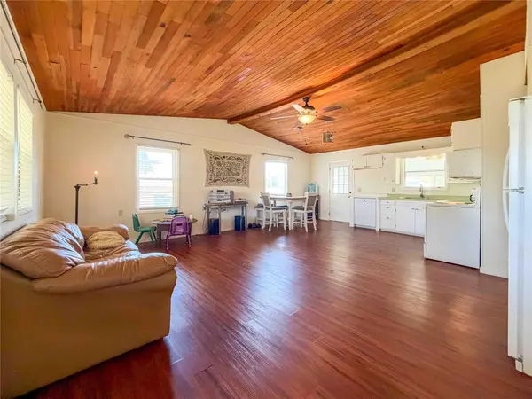 207 Crockett ST, Martindale, TX 78655